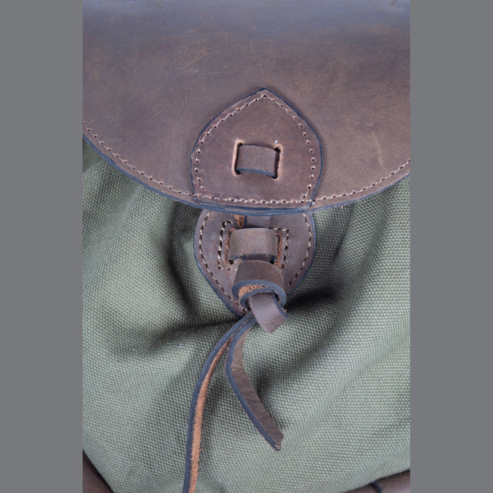 Hiking backpack with bottle holder